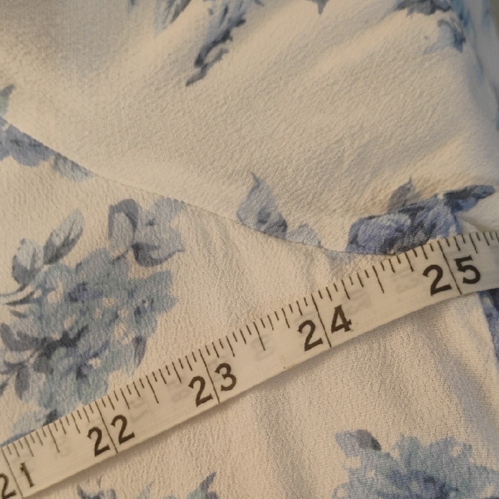 Chelsea & Theodore White and Blue Floral Blouse - Picture 7 of 9